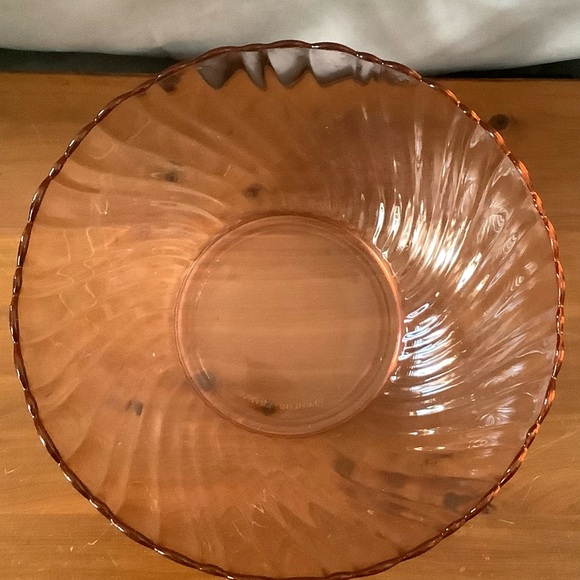 Beautiful Rosaline Pink Arcoroc France Large Swirl Serving Bowl - Picture 5 of 6